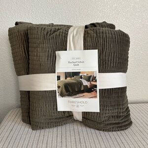 NWT Full/Queen Ruched Velvet Quilt Green - Threshold